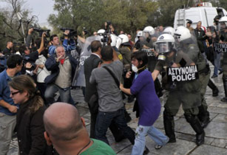 Greek police storm Acropolis protesters 