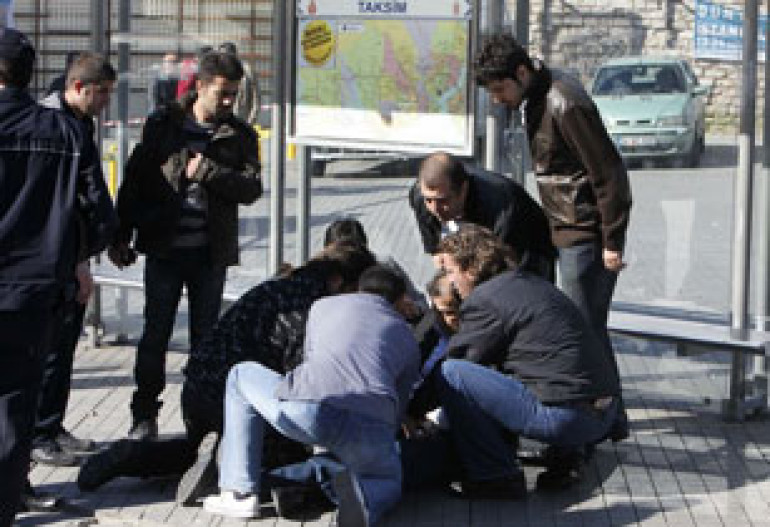 Blast injures 32, including 15 police in Istanbul 
