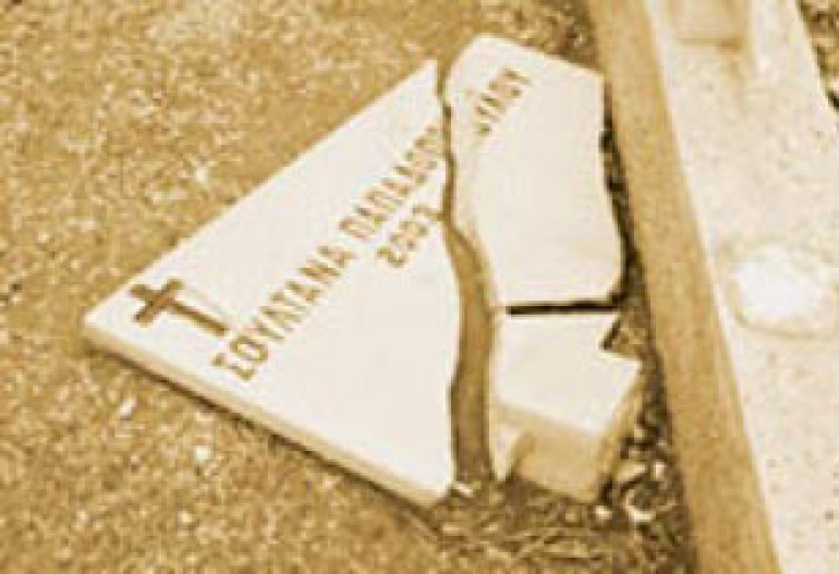 Turks desecrate Greek cemetery while celebrating Republic Day