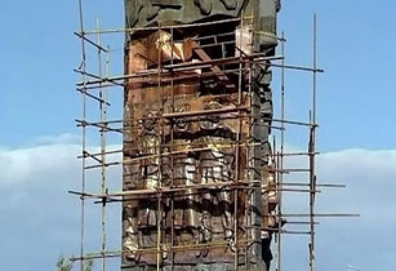 В Тбилиси разграбили стелу Церетели