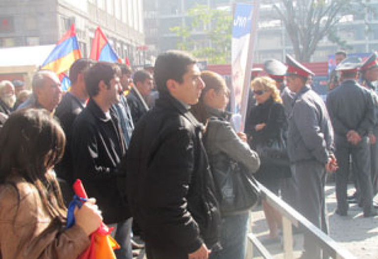 Police disallowed young opposition activists to distribute letters to European officials 