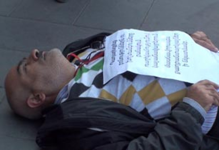 Police moves ex-political prisoner lying in front of Government building