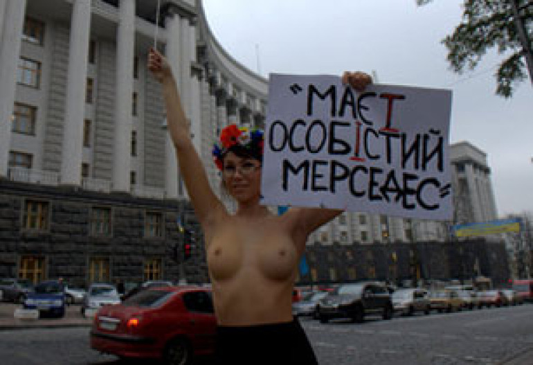 Полуголая активистка FEMEN призвала Азарова не насиловать украинский язык и уши украинцев