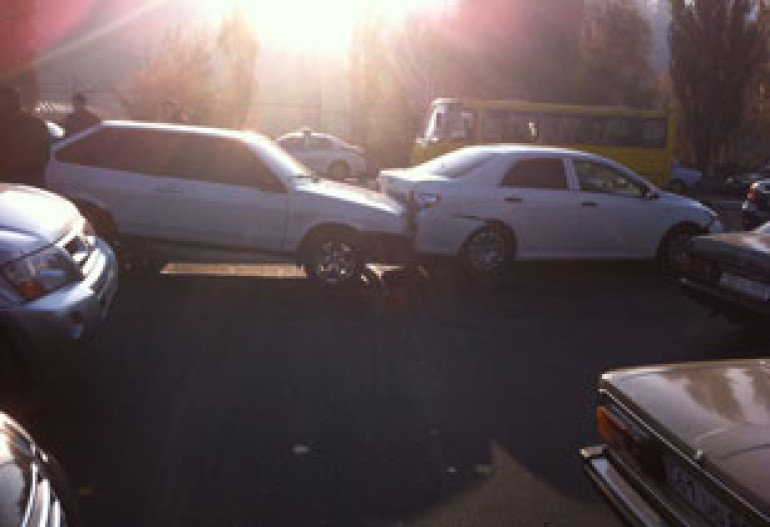 Car crash in Yerevan causes traffic jam
