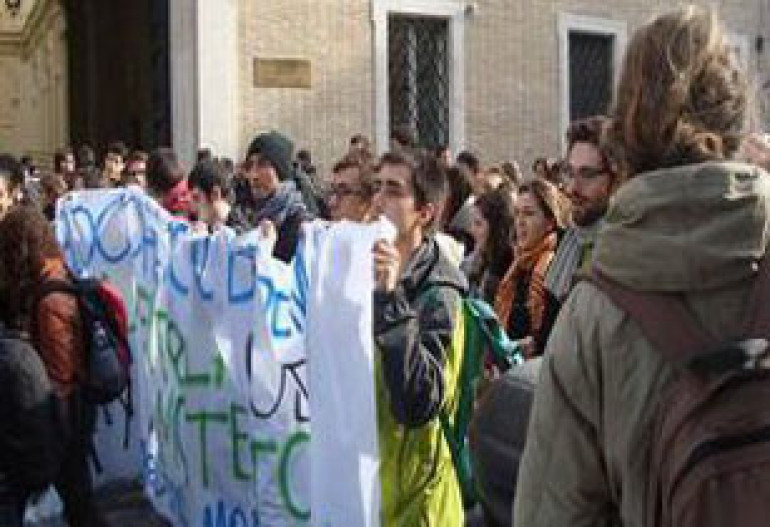 Italian students protest educational reforms
