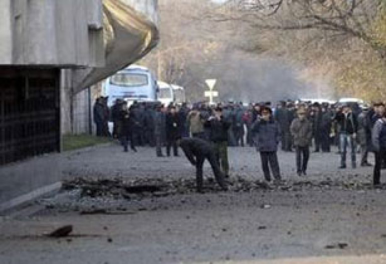 Blast wounds two outside court in Kyrgyz capital