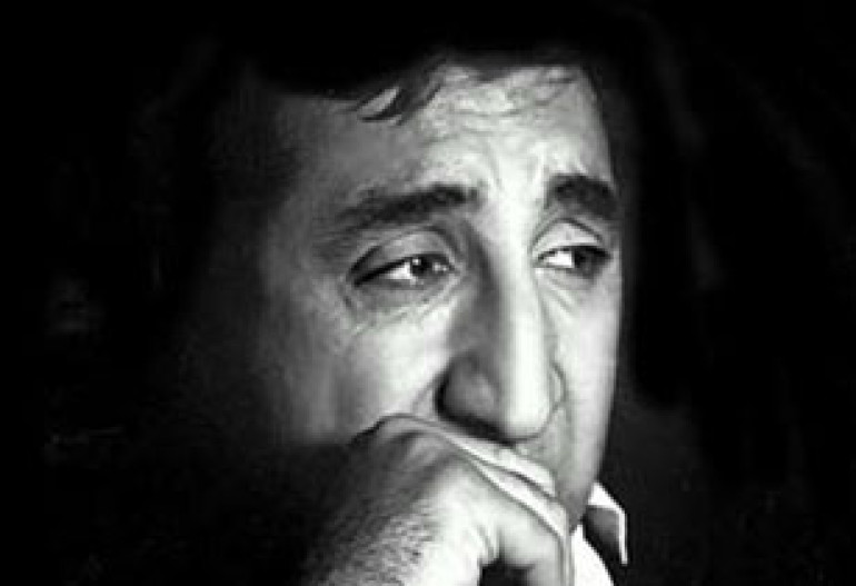 Ara Shiraz carving new memorial stone to Mher Mkrtchyan in Komitas Pantheon