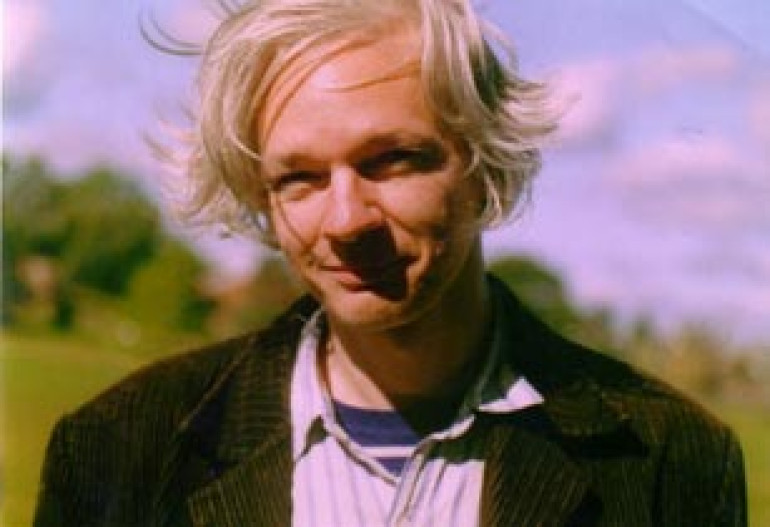 WikiLeaks website 'shut down by DoS attack', Julian Assange wanted fugitive