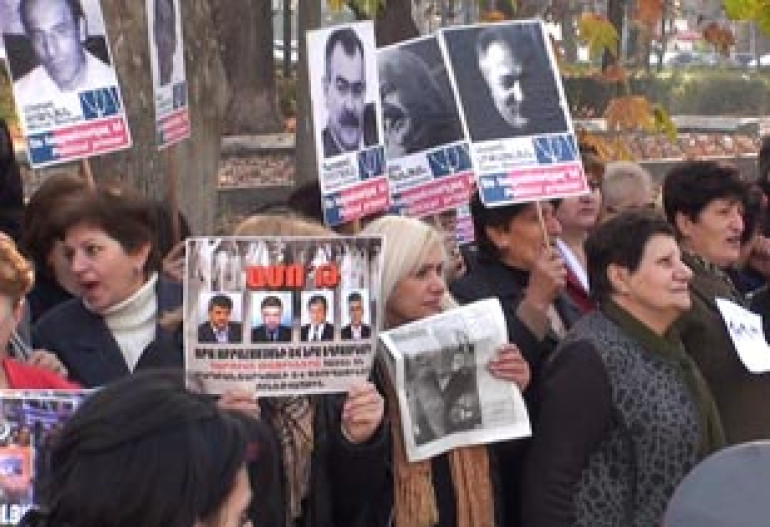 Protesters demand political prisoners' release