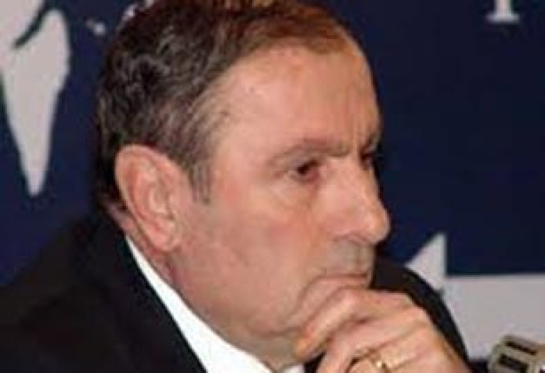 Levon Ter-Petrosyan delivers speech at opposition party's meeting