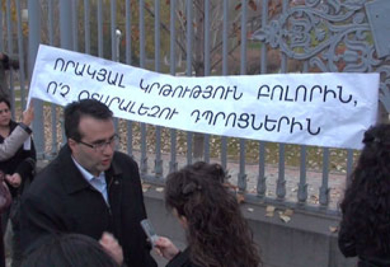 Protests against foreign language schools held outside parliament 