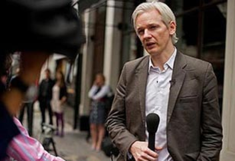 Майкл Мур намерен снять фильм об основателе Wikileaks
