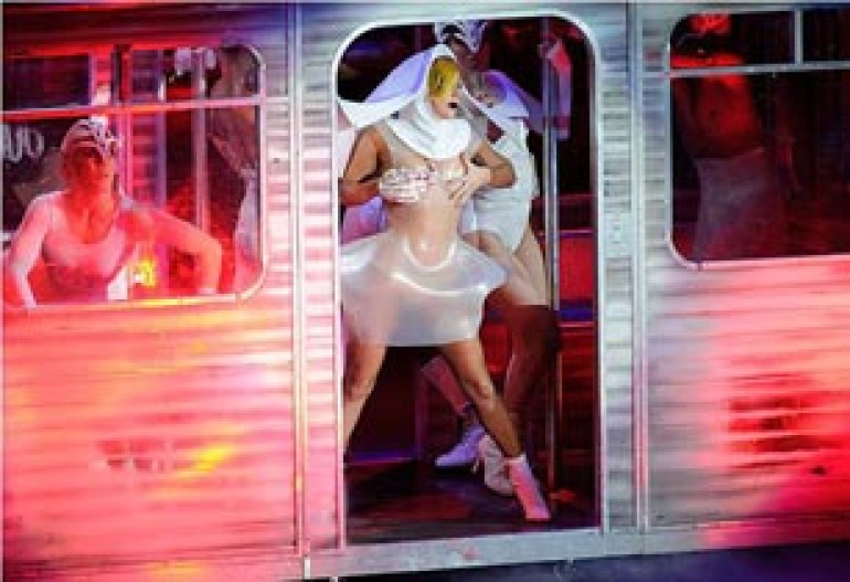 Lady Gaga шокировала публику костюмом монахини 