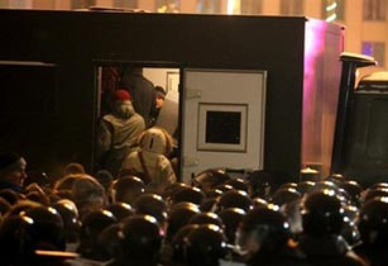 Protesters try to storm government HQ in Belarus