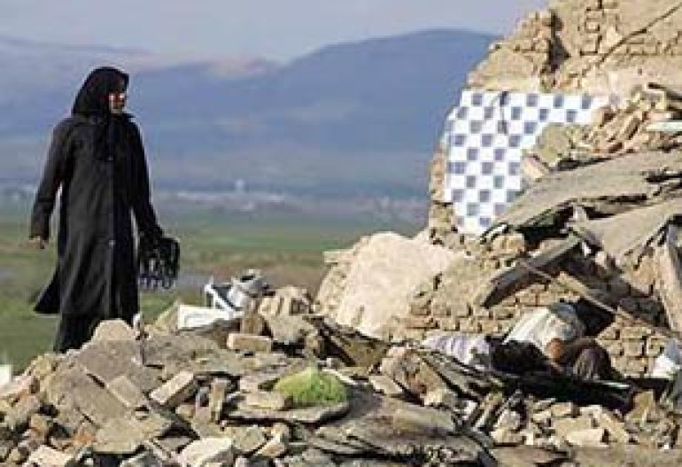Quake in Iran leaves seven dead, hundreds injured