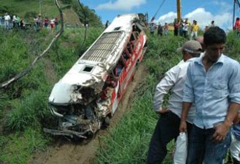 Ecuador bus plunge leaves many dead