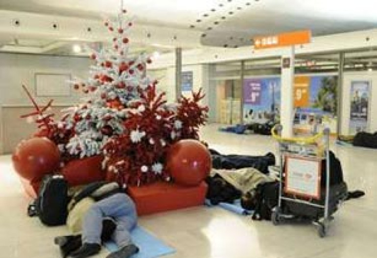 Heavy snow strands Christmas travelers in Europe 