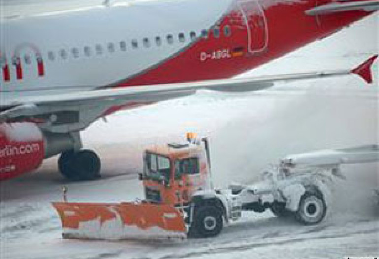 Massive snowstorm causes Kennedy Airport to cancel flights