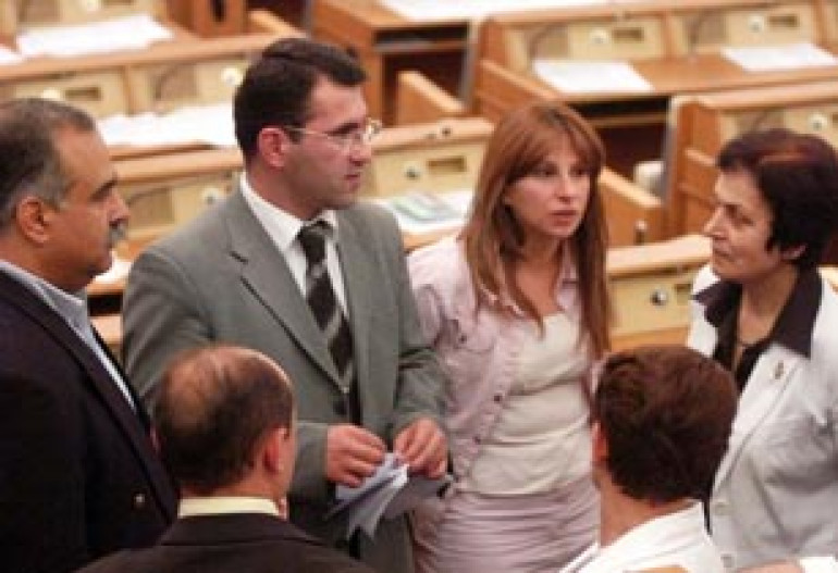 Premier scolds Heritage party members for discouraging citizens to insure cars