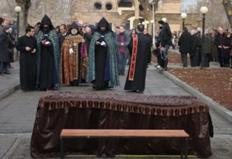 Армянский народ обессмертил свою землю – Огана Дуряна похоронили в Пантеоне 