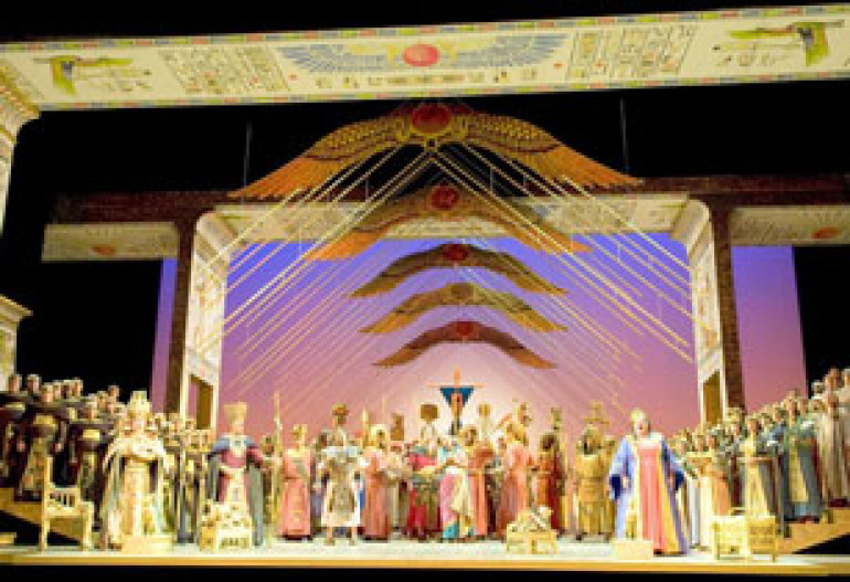 Aida returns to stage