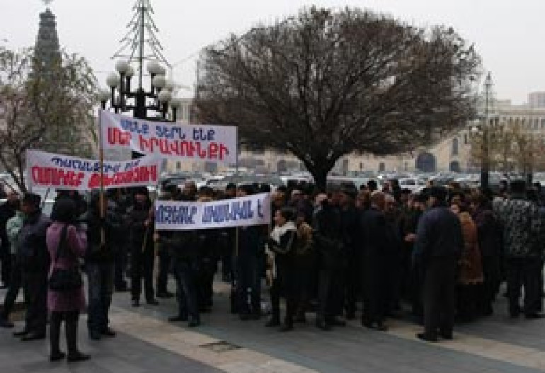 Residents of Kozern in Yerevan demand equivalent reimbursement for housing 