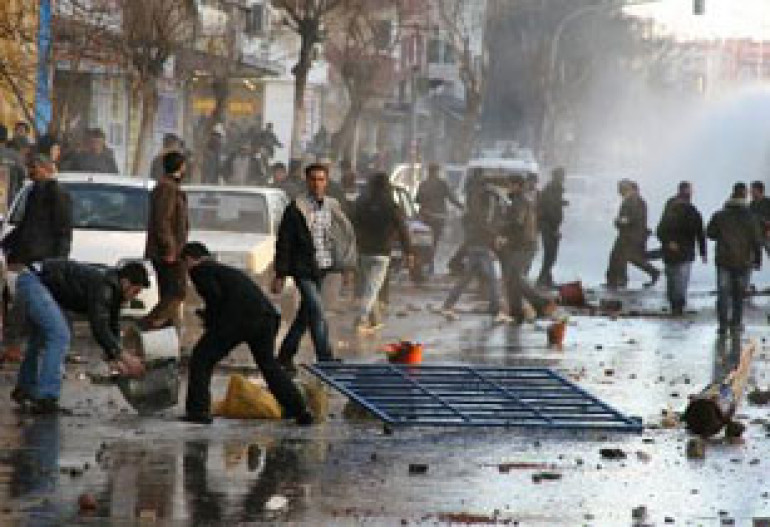 Violent clashes break out in Diyarbekir after Kurdish leader's trial