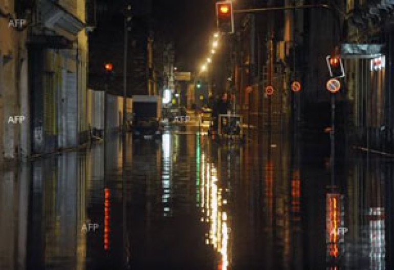 Rescuers hunt survivors of Brazil flood