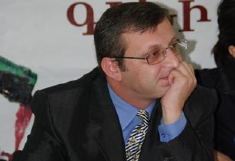 Mediators to neutralize war threats