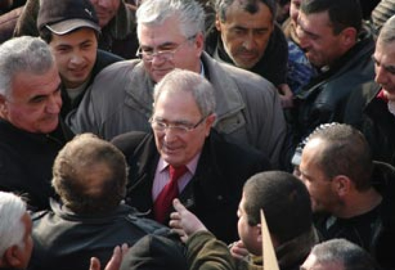 Armenian party leader addresses political prisoners' problem at rally