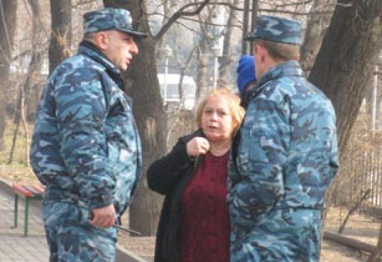 Police officer invites demonstrators to his place
