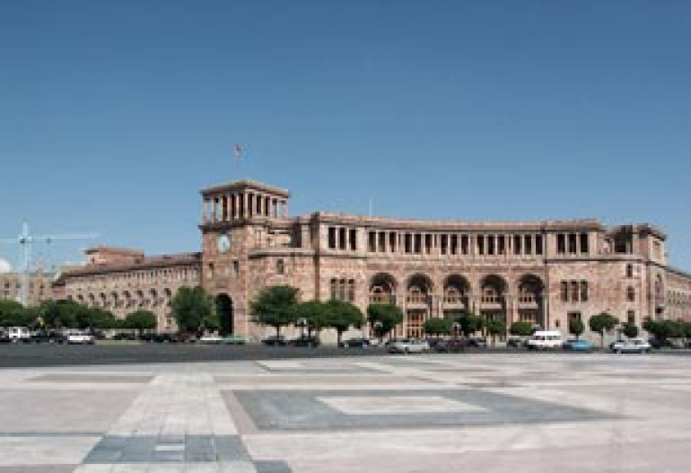 Vendors protest outside government building