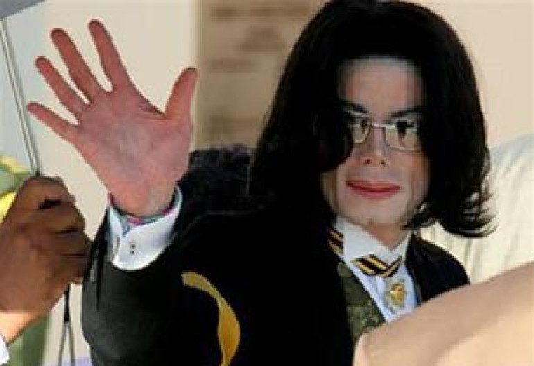 На торги выставят бетонную плиту с отпечатками руки и ноги Джексона