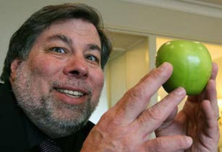Основатель Apple рассказал о неисправностях белого iPhone 4
