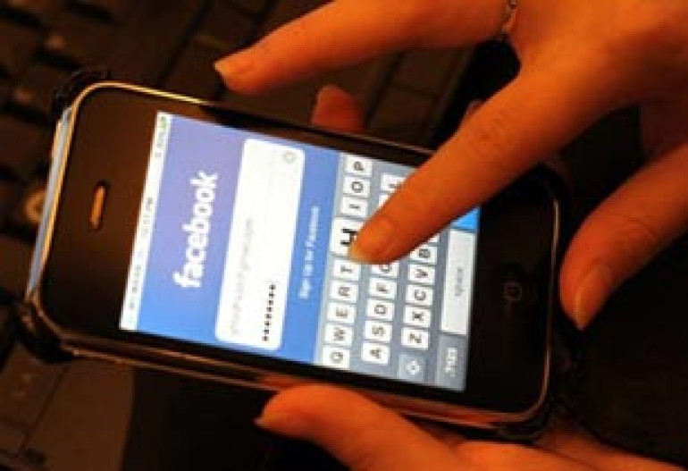 Люди стали тратить на Facebook в два раза больше времени