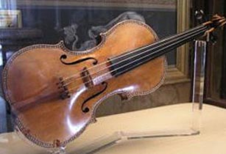 Thieves offer 100 pounds for rare Stradivarius violin