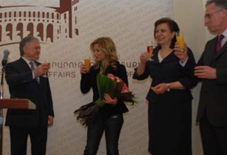 Lara Fabian promises to sing in Armenian during next visit 