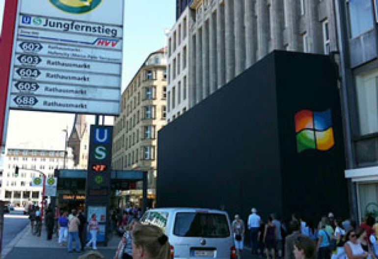 Магазин Apple «осквернили» логотипом Windows (видео)