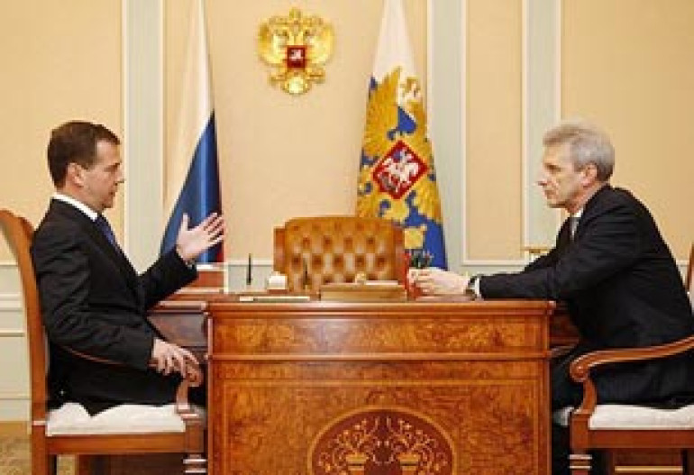 Медведев предложил министру образования пройти тест на грамотность