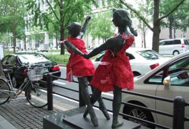 Osaka lady sculptures in red 