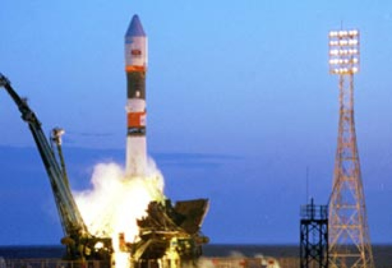 Russia 'loses contact' with satellite 