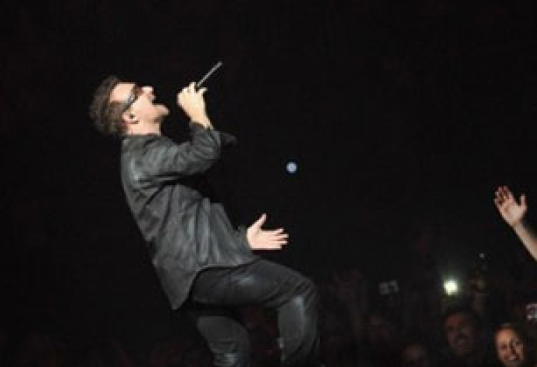 Вокалист U2 Боно попал в больницу