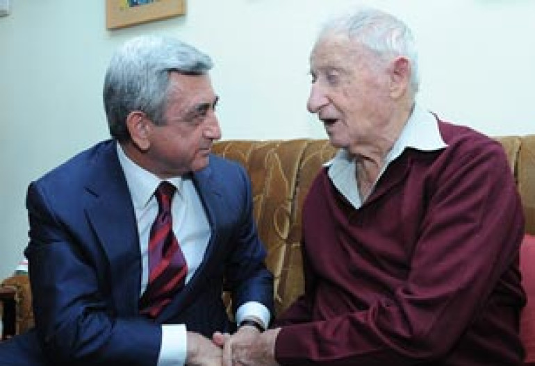  Серж Саргсян посетил академика Гюрзадяна и вручил медаль Святого Месропа Маштоца