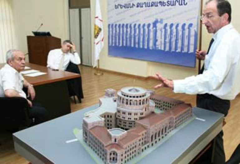 Строительство барабана во дворе правительства Армении неправильно с точки зрения законодательства - архитектор