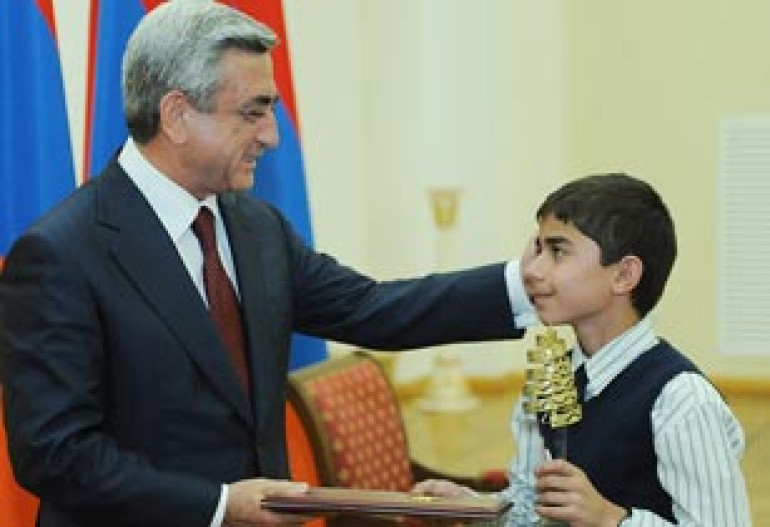 Ուսանողներն ու աշակերտները ստացել են ՏՏ ոլորտը խորհրդանշող հուշախորհրդանիշ-արձանիկներ Ուսանողներն ու աշակերտները ստացել են ՏՏ ոլորտը խորհրդանշող հուշախորհրդանիշ-արձանիկներ