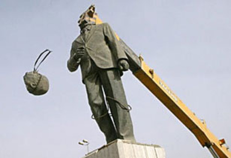 На торги выставили бронзовую ягодицу Саддама Хусейна