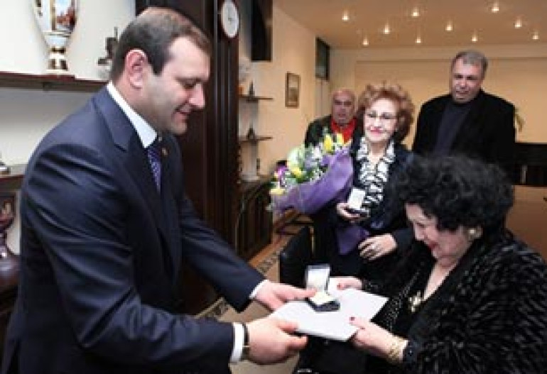 Prominent Armenian actresses receive medals on their anniversary 