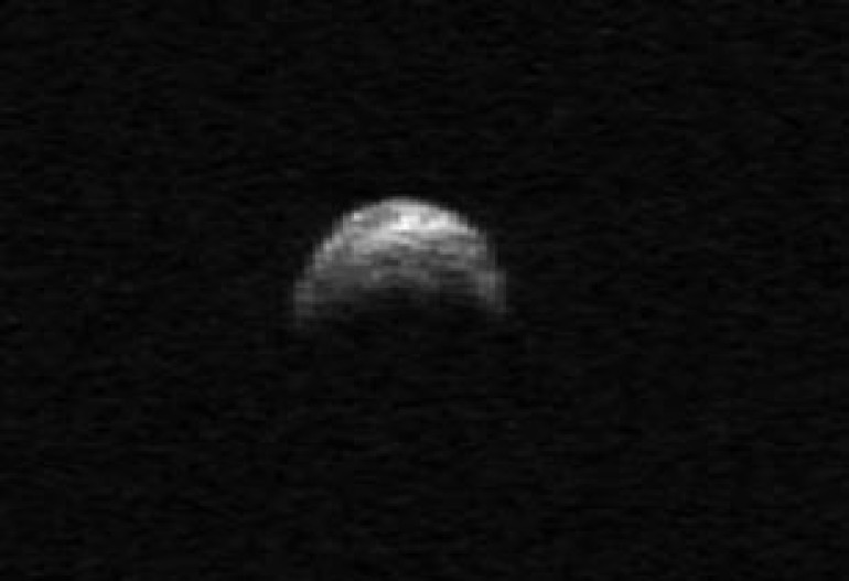 Giant asteroid to pass close to earth