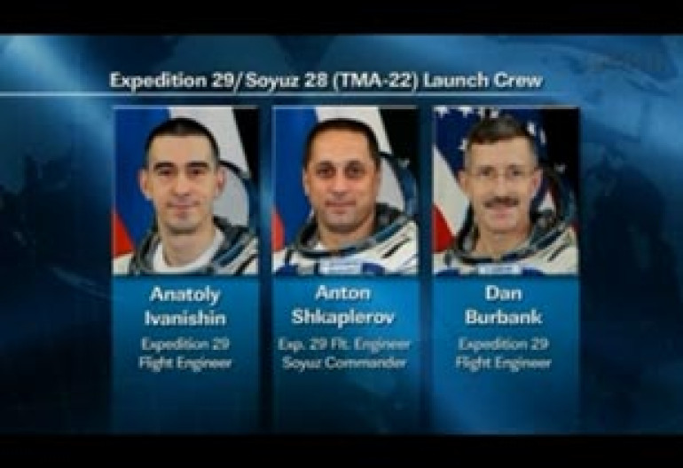 Russian, US crew safely dock with space station