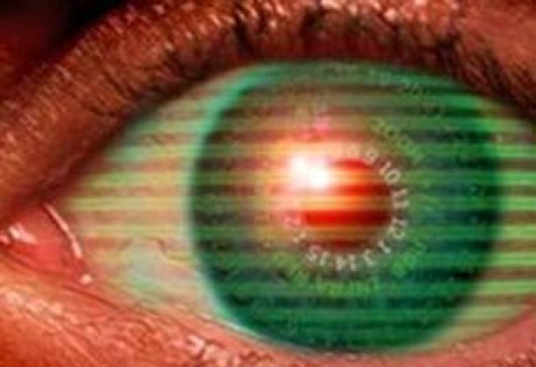 Смартфон воткнут в глаз человеку 